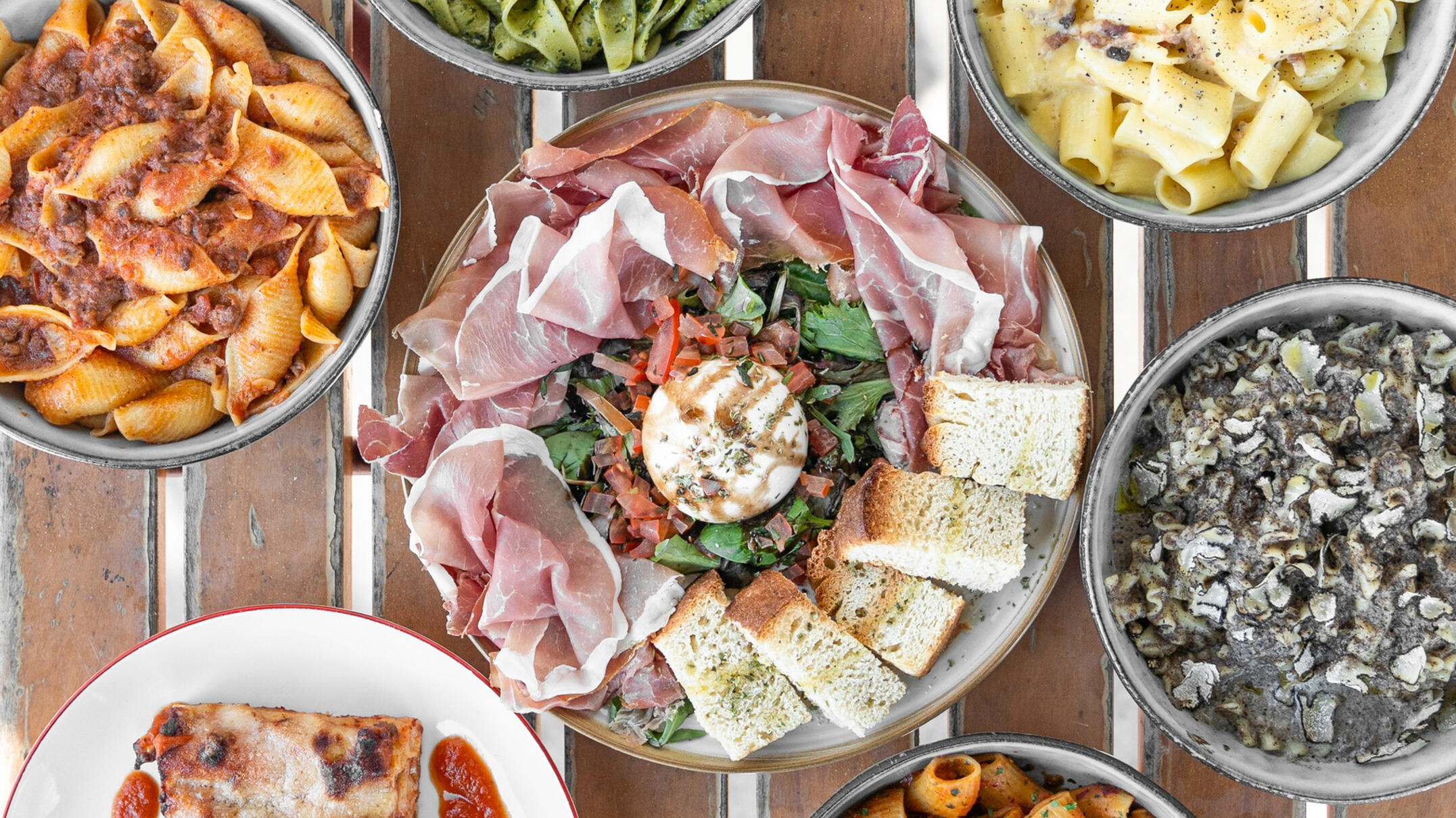 Notre plateau tartufo Voici notre plateau tartufo, vous y trouverez en autres jambon à la truffe, mortadelle à la truffe, pecorino à la truffe ainsi que des copeaux de truffe fraiche.