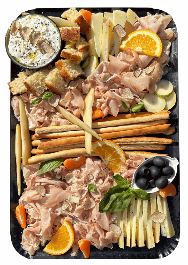 Notre plateau tartufo Voici notre plateau tartufo, vous y trouverez en autres jambon à la truffe, mortadelle à la truffe, pecorino à la truffe ainsi que des copeaux de truffe fraiche.