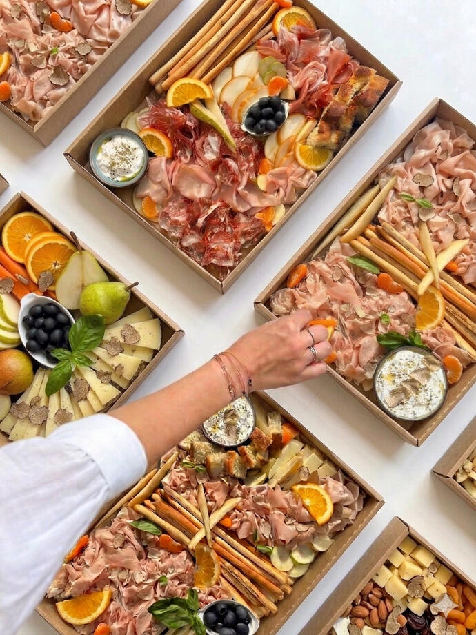 Notre plateau tartufo Planches d'antipasti et charcuterie fine, Aperitivo italien Montpellier, plateau truffe (charcuterie, pecorino tartufo, truffe fraiche). Dégustation plateau jambon de parme/ coppa et plateau burrata et fromages italiens. Idéal pour Grazing platter italien