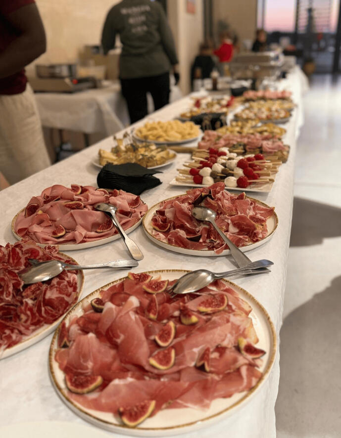 plateau spécialités italiennes truffe plateau truffe (charcuterie, pecorino tartufo, truffe fraiche) plateau jambon de parme/ coppa plateau burrata et fromages italiens Planches d'antipasti et charcuterie fine Spécialités italiennes à emporter/livrées traiteur 100% fait maison Traiteur italien